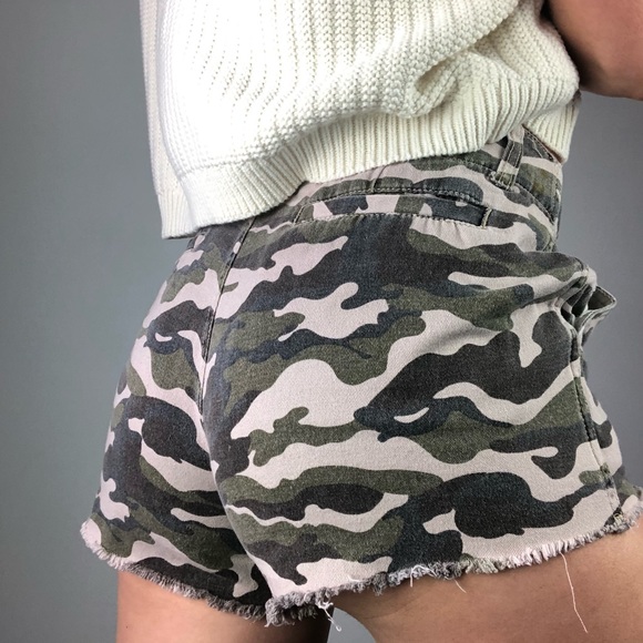 URBAN OUTFITTERA BDG | Distressed Cut Off Shorts - Picture 8 of 8